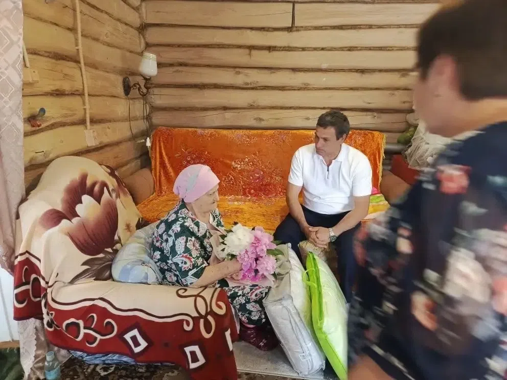 85 лет стойкости и тепла: в Дым‑Тамакском поселении поздравили Расиму Харисовну Зарипову — маму героя