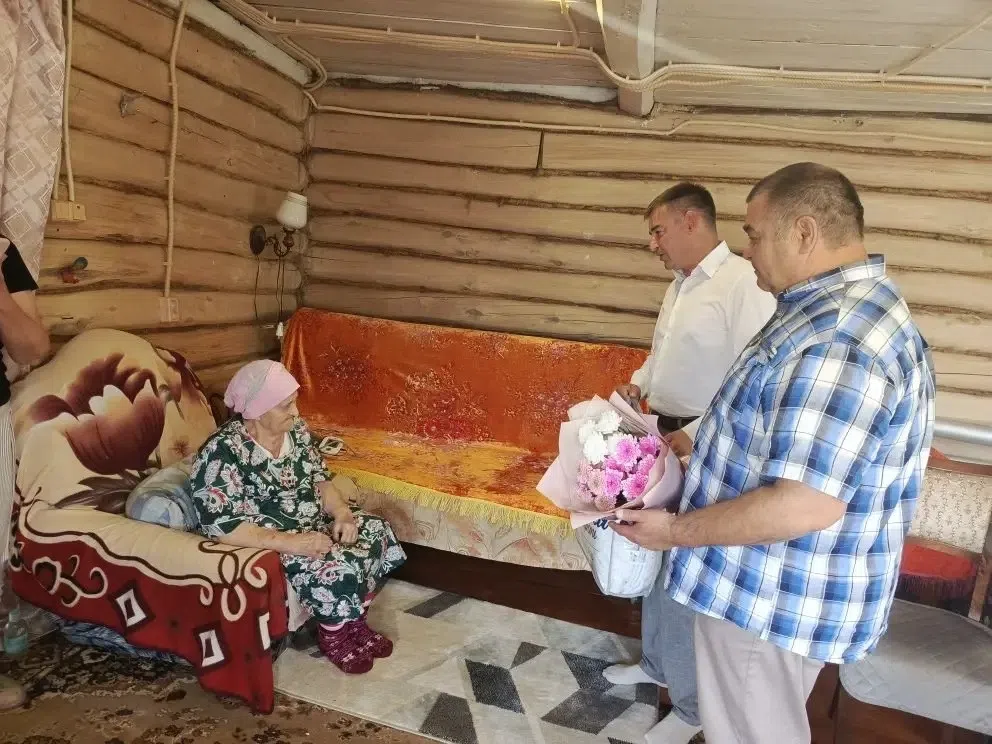 85 лет стойкости и тепла: в Дым‑Тамакском поселении поздравили Расиму Харисовну Зарипову — маму героя