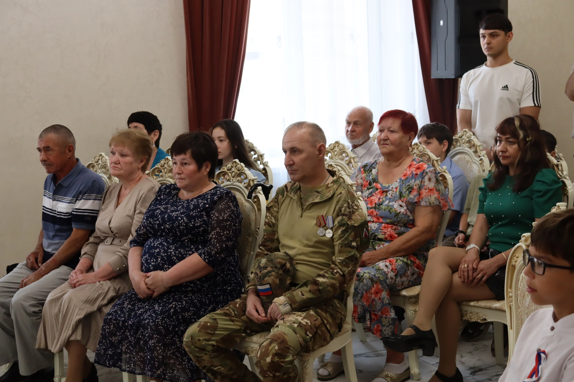 Гордость района: в День России чествовали героев и вручали паспорта юным гражданам