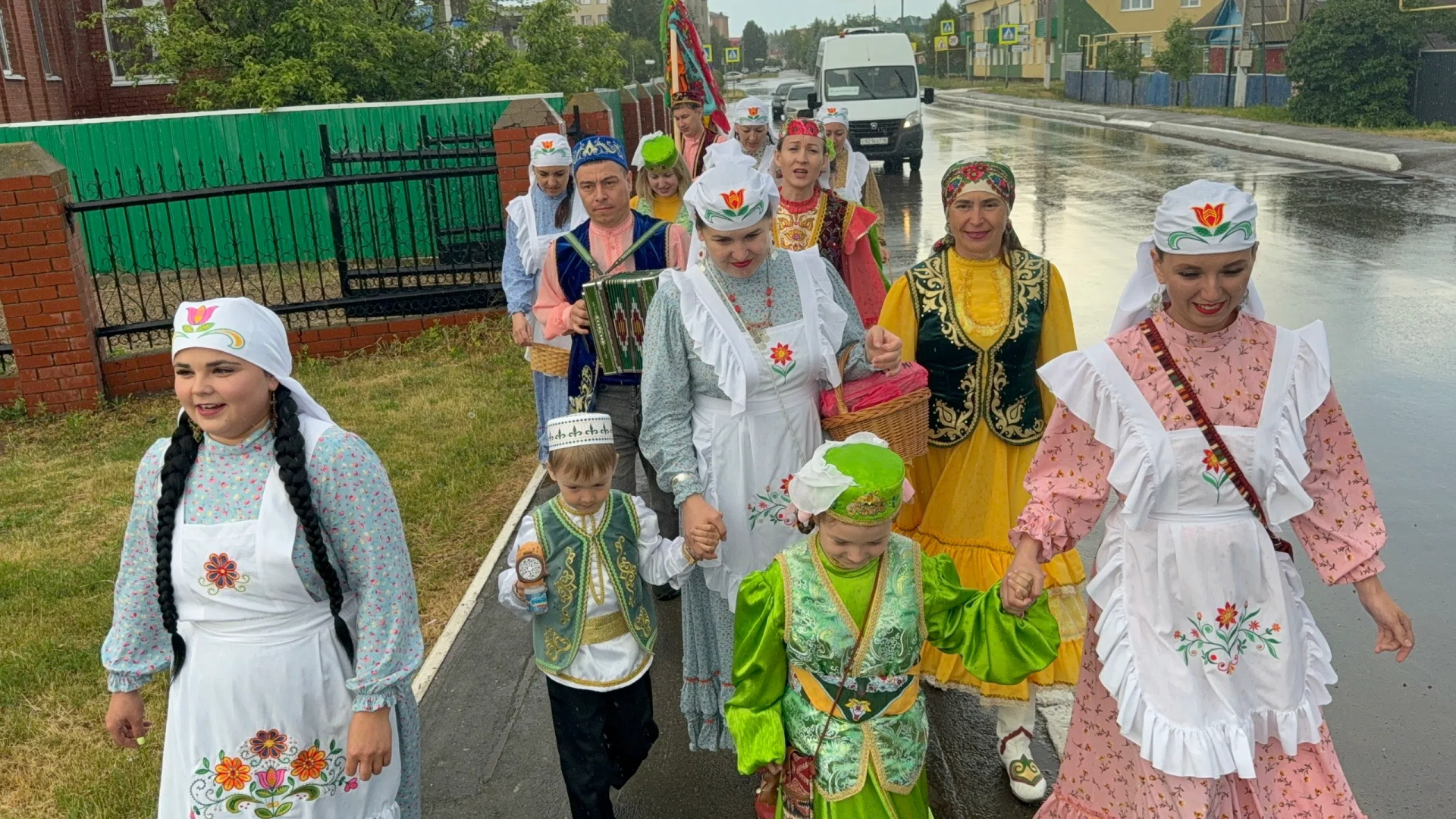 Традиции в сердце праздника: шествие «Ай, рэхмэт» в посёлке Уруссу