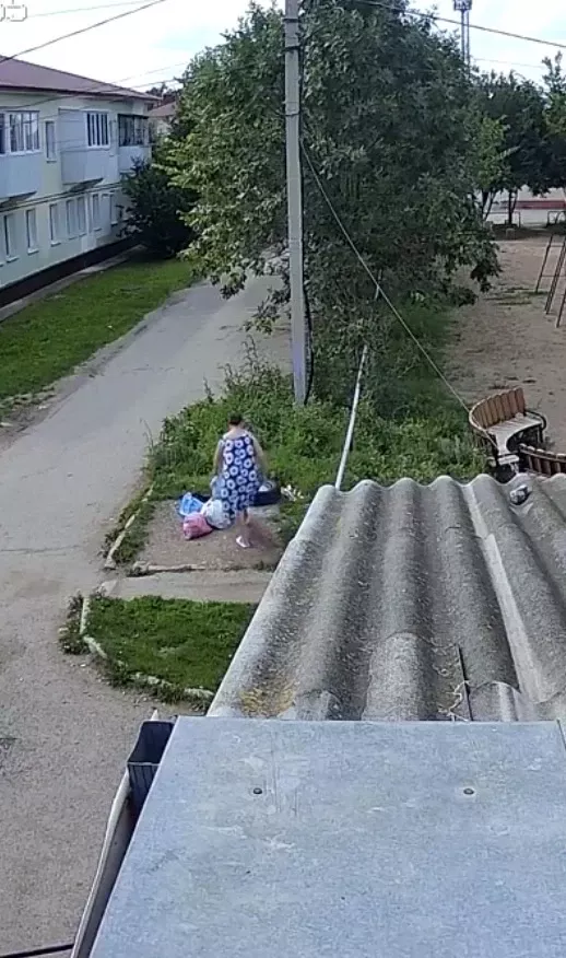 Видеокамера на Тукая, 23А ищет «героев» с мусорными пакетами