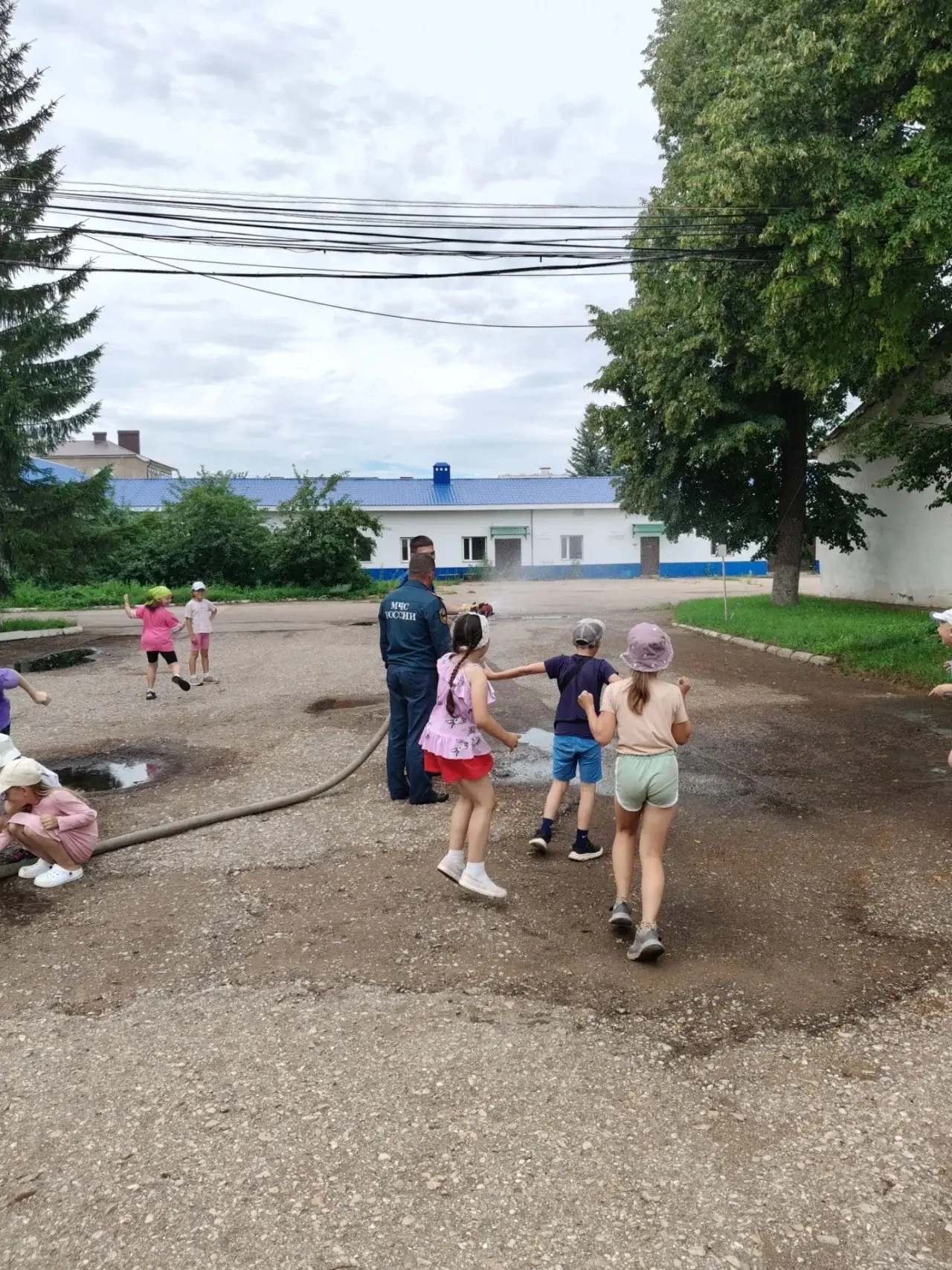 Экскурсия в пожарную часть: день открытых дверей для лагеря «Атлант»