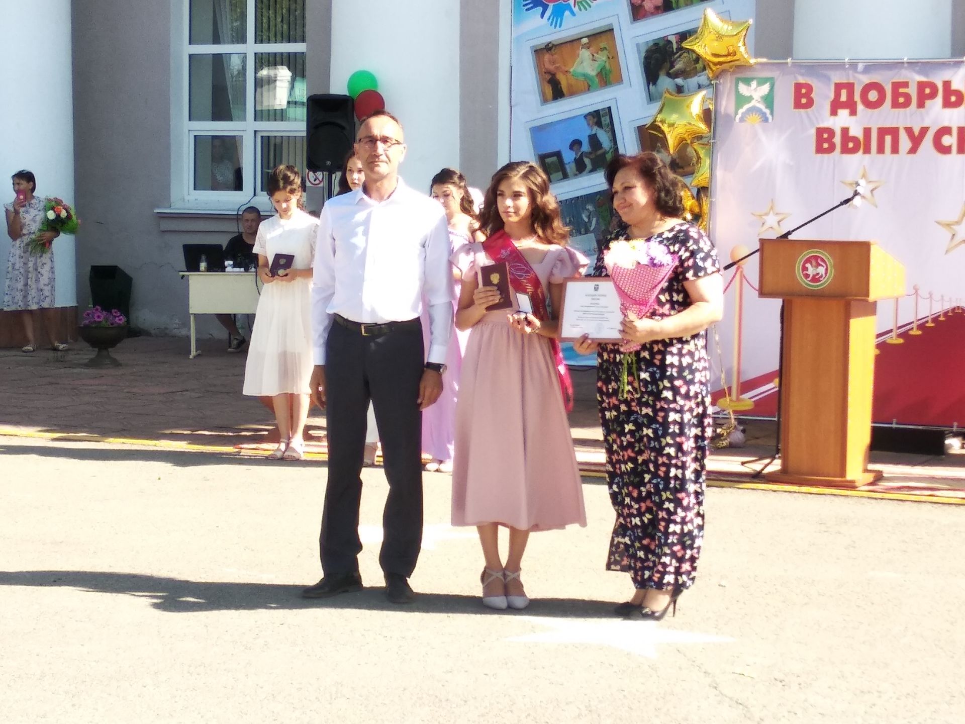 Ютазинские выпускники попрощались со школой