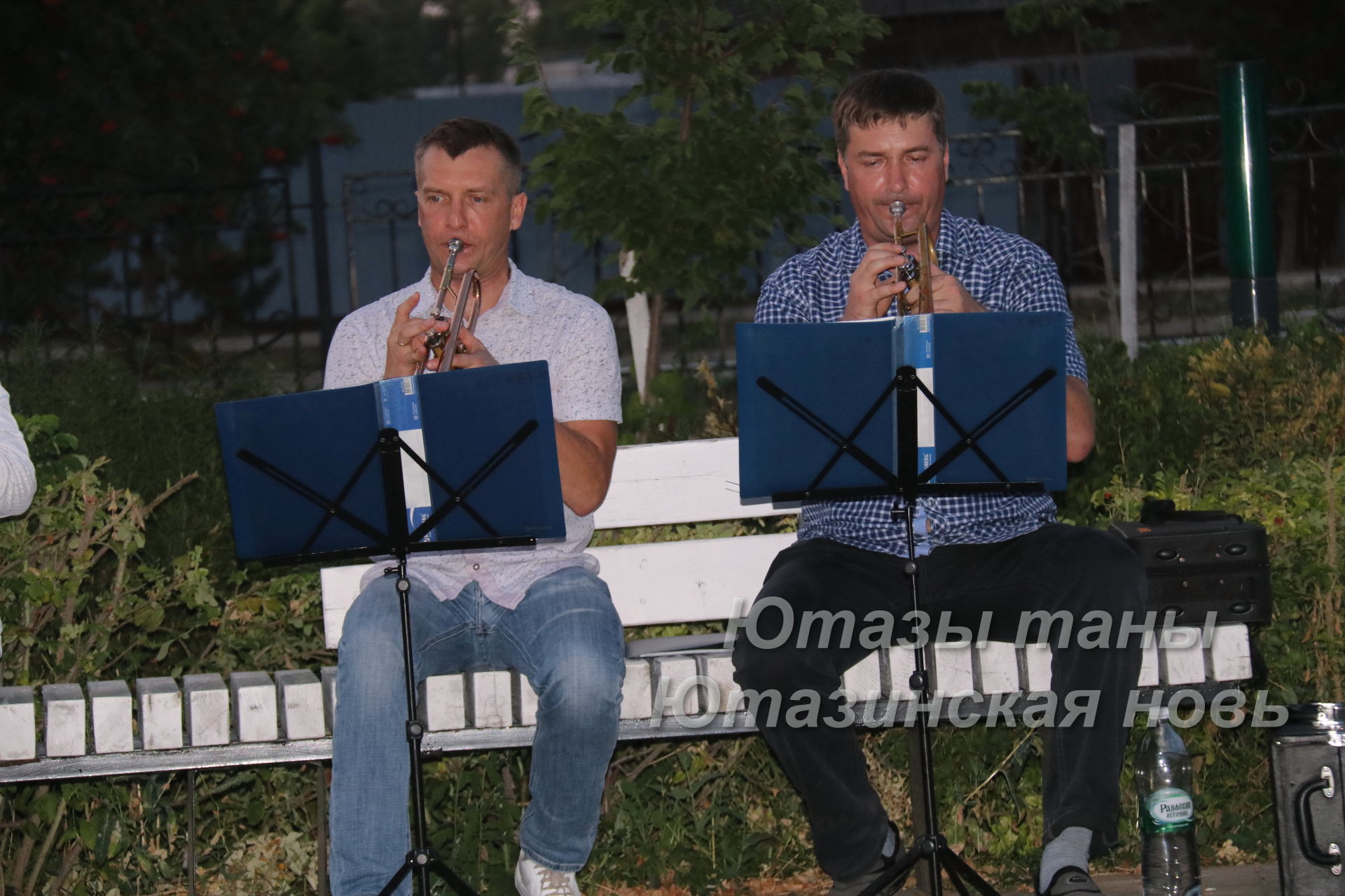 В рамках 30-летия района в уруссинском парке «Семейный» играл духовой оркестр района, зазывая всех потанцевать.