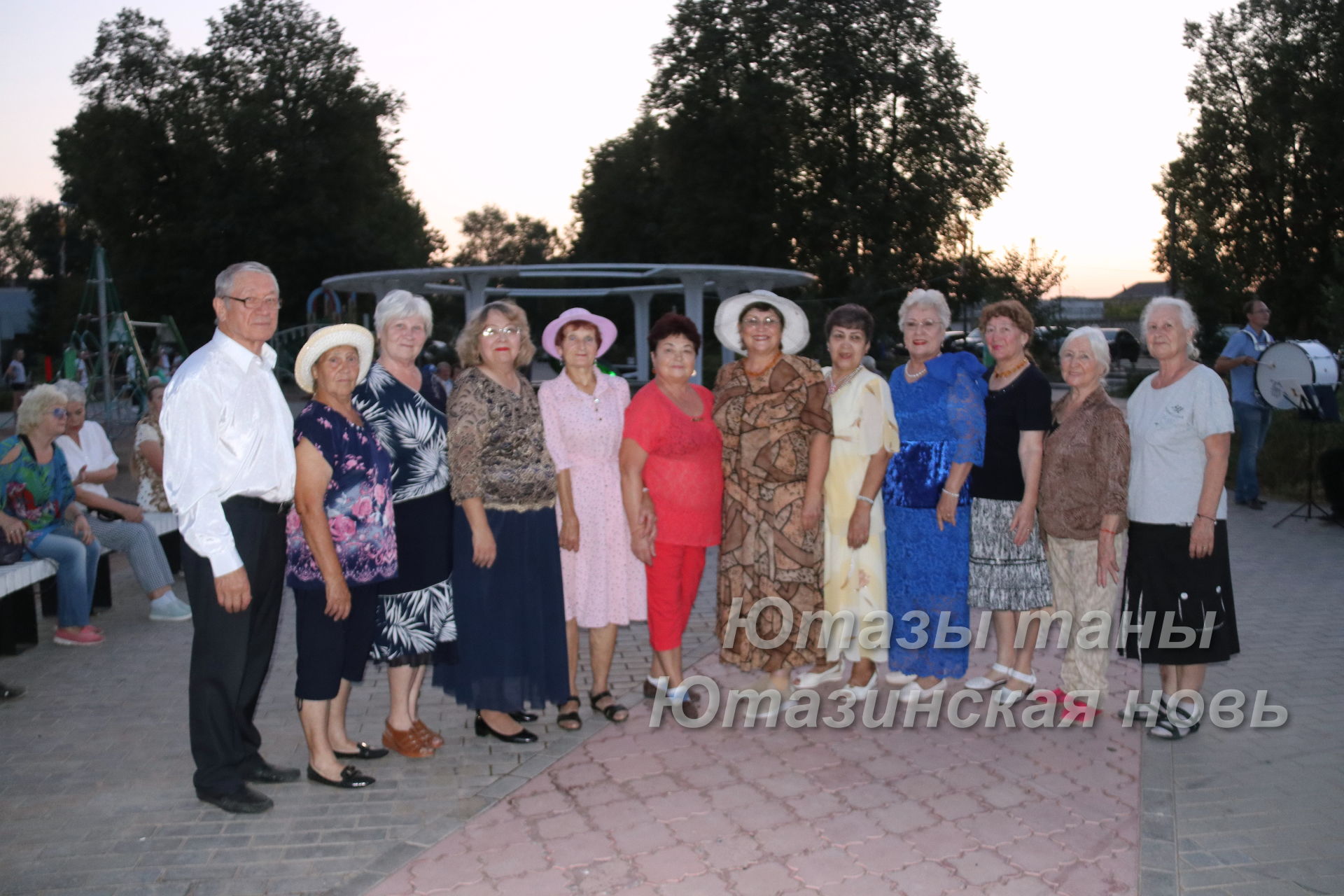 В рамках 30-летия района в уруссинском парке «Семейный» играл духовой оркестр района, зазывая всех потанцевать.