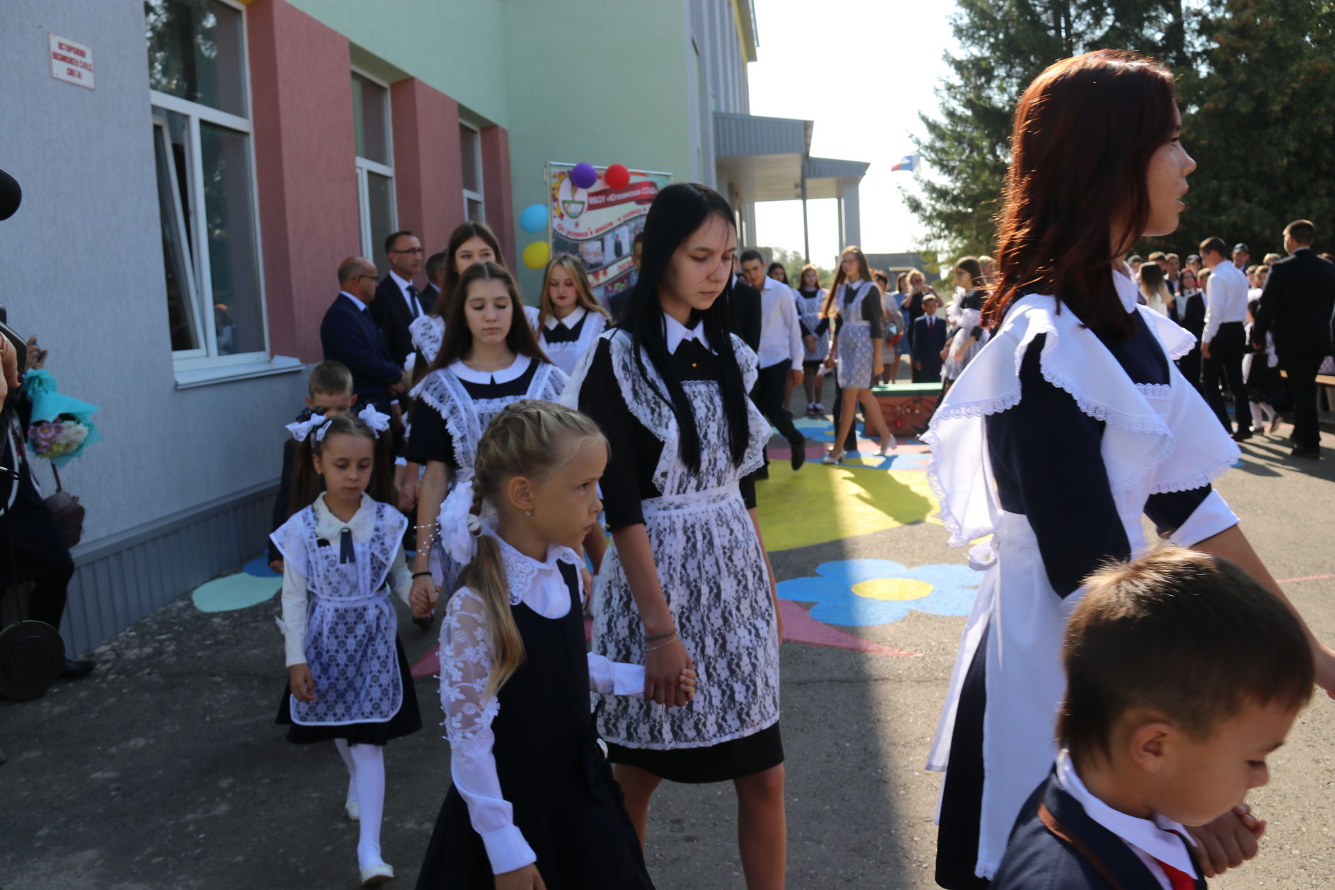 Сегодня школьные дворы района наполнились веселым гомоном ребят – для них начался новый учебный год.