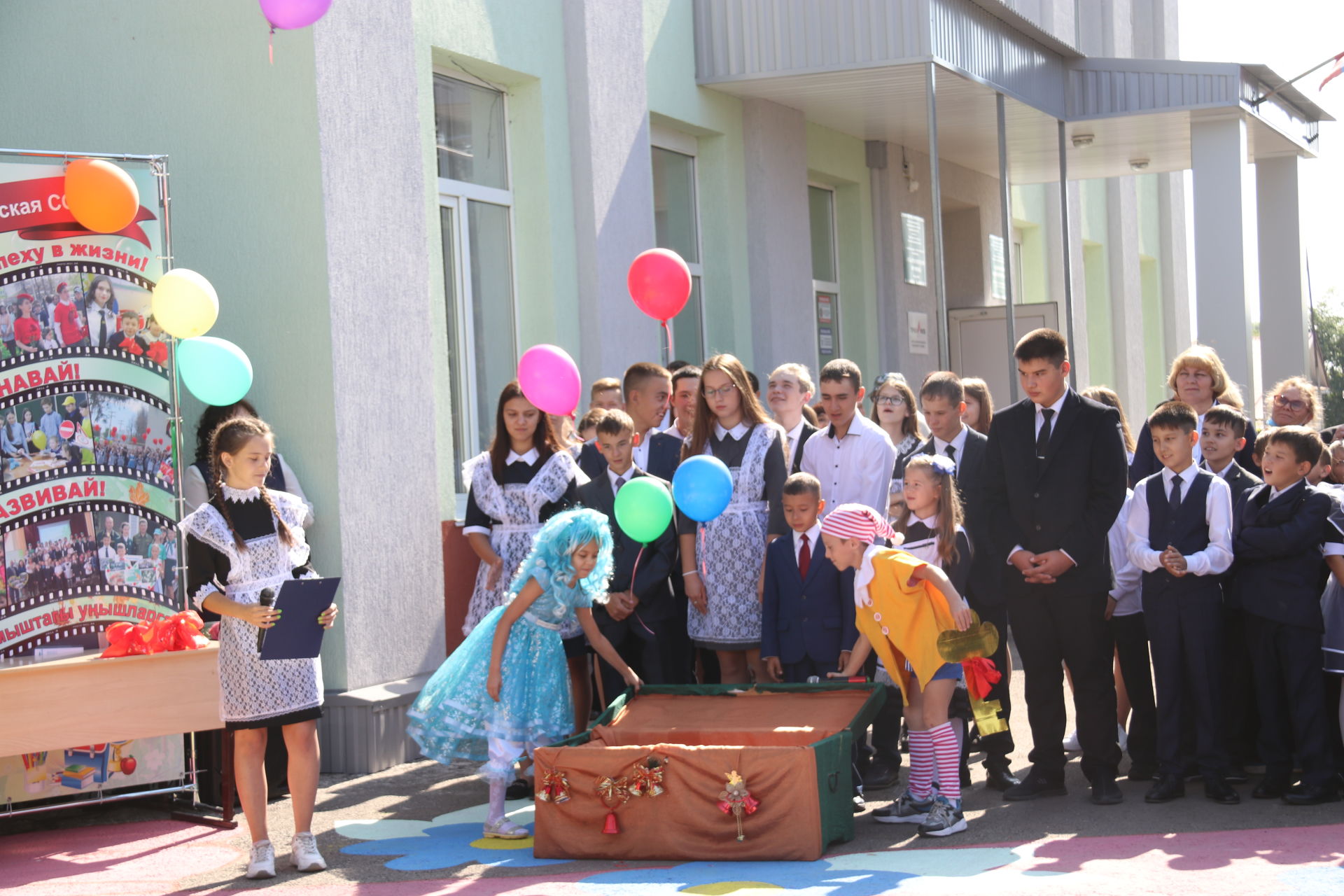 Сегодня школьные дворы района наполнились веселым гомоном ребят – для них начался новый учебный год.