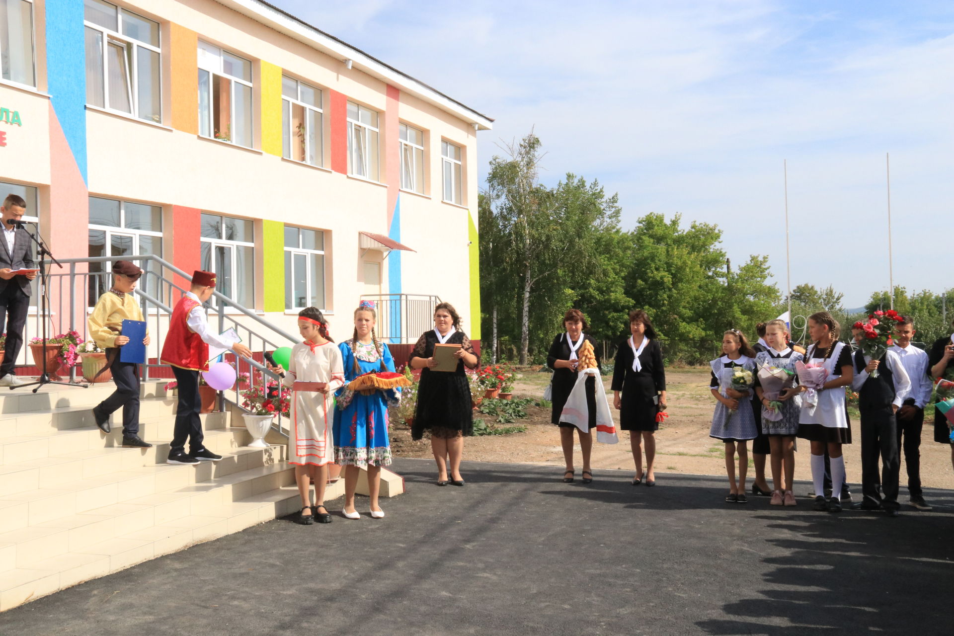 Школьные дворы района наполнились радостными голосами детей.