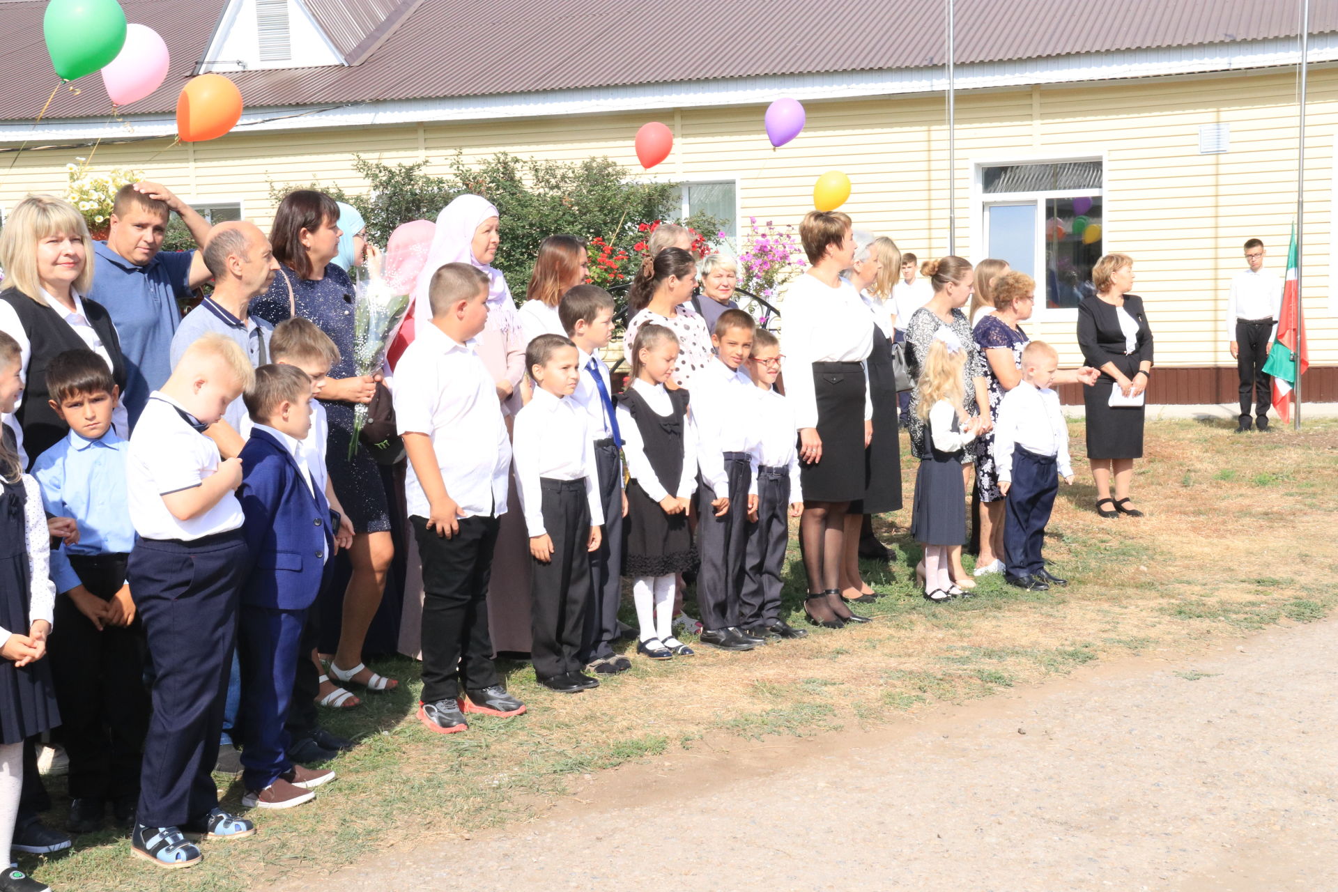 Школьные дворы района наполнились радостными голосами детей.
