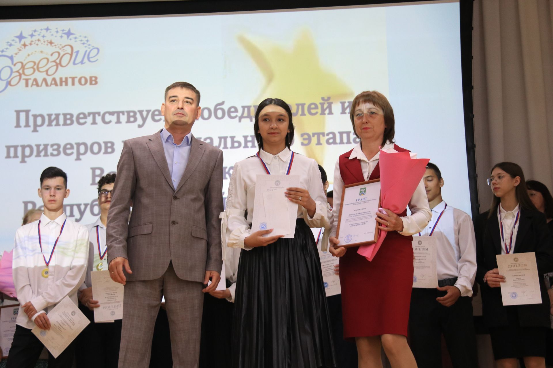 Ютазинцы аплодировали созвездию талантливых учащихся
