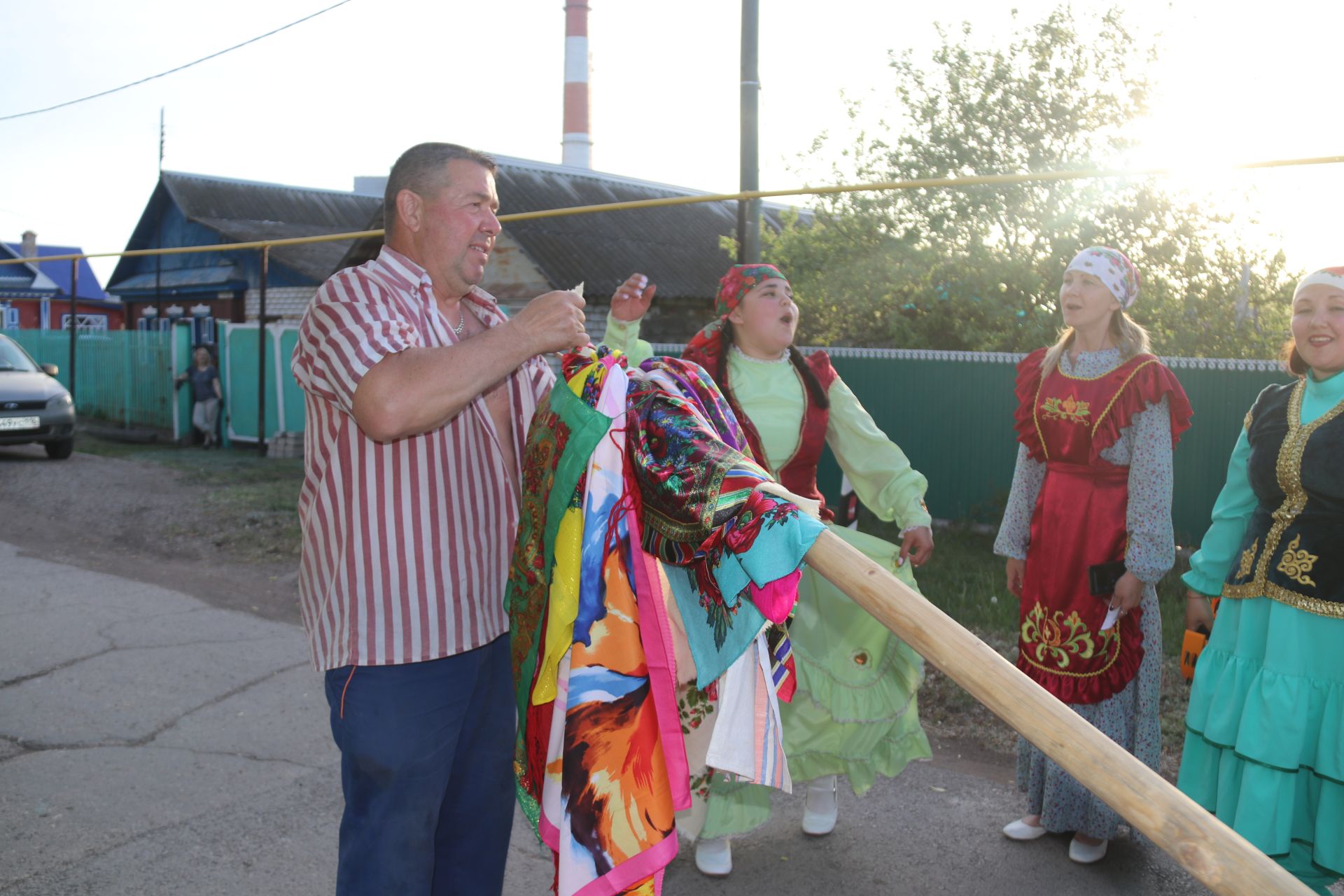 Работники культуры традиционно провели сбор подарков от населения для участников состязаний и конкурсов на Сабантуе