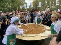 Губадия рекордных размеров была испечена на Казанском гастрономическом фестивале