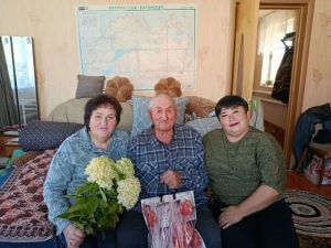 Праздник мудрости и доброты: поздравления на дому