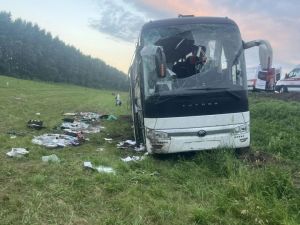 В Черемшанском районе перевернулся  автобус с туристами