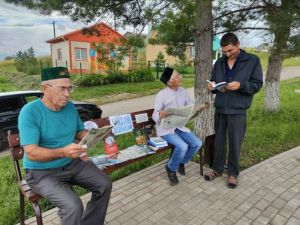 «Читай и отдыхай»: литературная скамейка и любимые произведения
