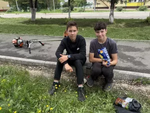 Уруссинские школьники вышли на борьбу с летней травой