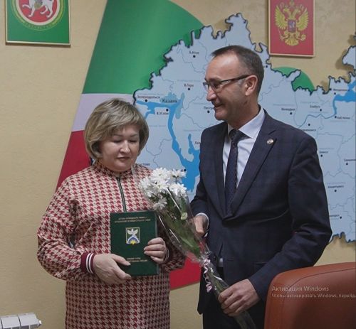 Еженедельное расширенное совещание по вопросам жизнедеятельности района 16 января началось с награждения
