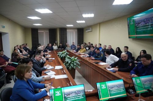 Еженедельное расширенное совещание по вопросам жизнедеятельности района 16 января началось с награждения