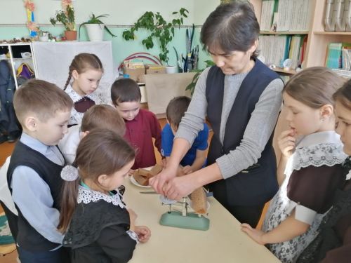 Во всех школах района вспоминали вчера о блокадном Ленинграде
