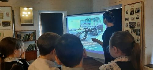 Во всех школах района вспоминали вчера о блокадном Ленинграде