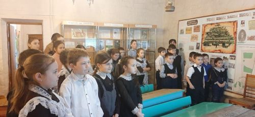 Во всех школах района вспоминали вчера о блокадном Ленинграде