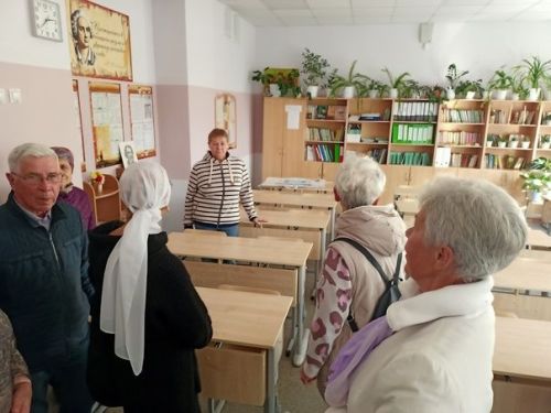 «Серебряное» поколение ознакомилось с обновлениями Уруссинской СОШ № 3