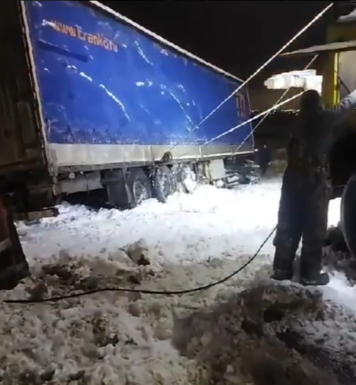 Сотрудники ГИБДД оказали помощь водителю, оказавшемуся в трудной ситуации