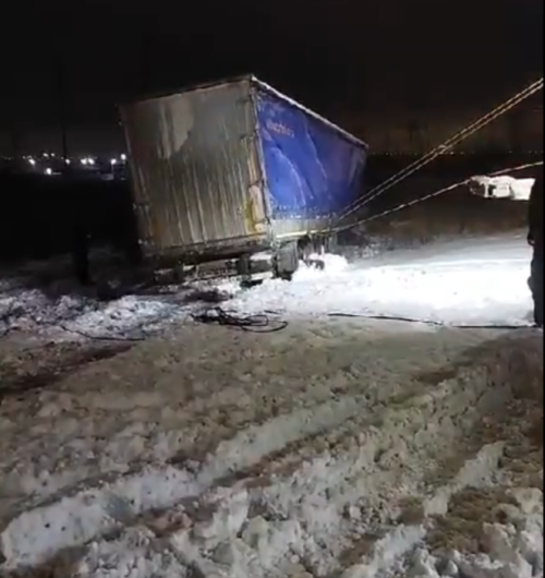 Сотрудники ГИБДД оказали помощь водителю, оказавшемуся в трудной ситуации