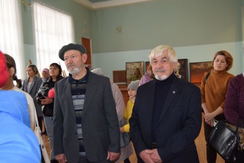 В Уруссу состоялась выставка картин «Художник и время»