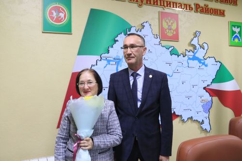 Вручили мандаты вновь избранным депутатам