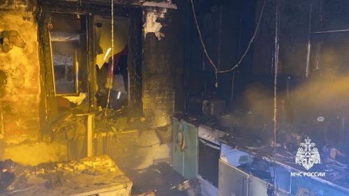 Пожарные спасли жизни семерым жильцам, оказавшимся в ловушке горящего дома в поселке Киндери