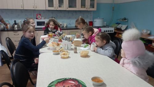 Дети воскресной школы Уруссинского Свято-Никольского прихода украсили елку
