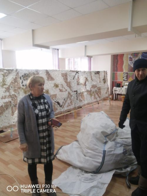 Бавлинцы помогли волонтерам отряда «Доброшвеи» тканью для масктсетей