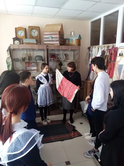 В рамках декады русского языка в школе провели час краеведения «Красна изба не углами, а пирогами»