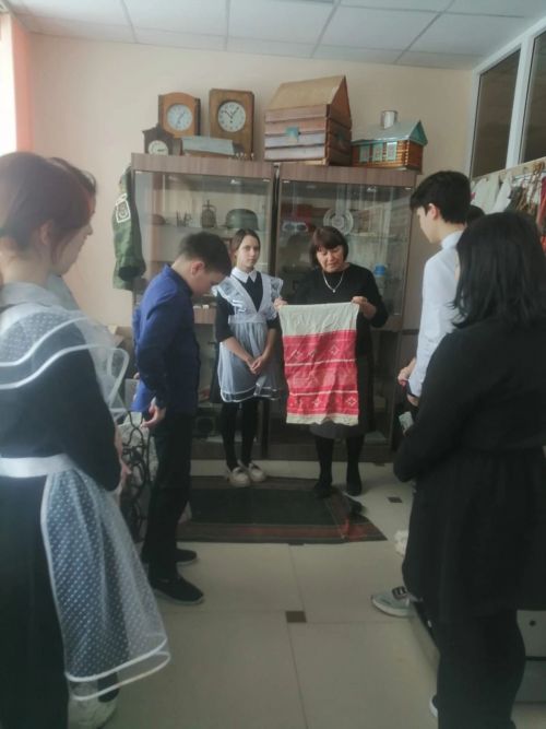 В рамках декады русского языка в школе провели час краеведения «Красна изба не углами, а пирогами»