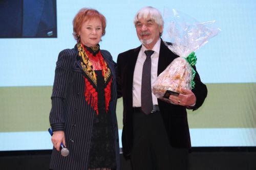 Человека творческого вдохновляет признание