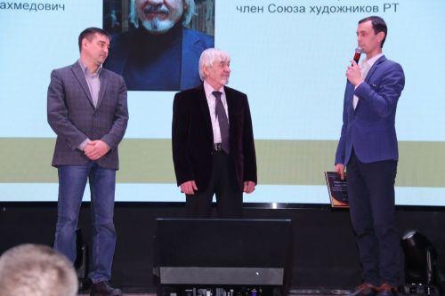 Человека творческого вдохновляет признание