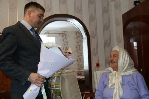 Почтенных лет уруссинцы принимали поздравления с юбилеем