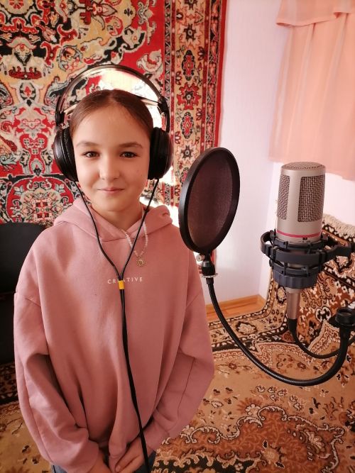 Вокалистка  студии «Юные таланты» побывала в звукозаписывающей студии РДК