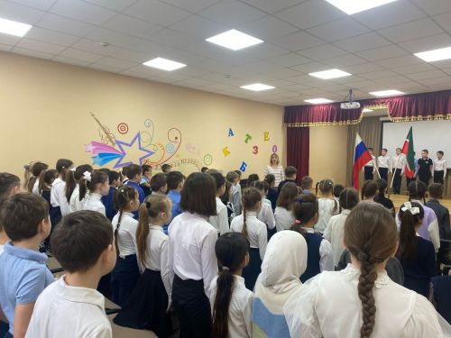 Традиционно в школах района в понедельник подняли флаги