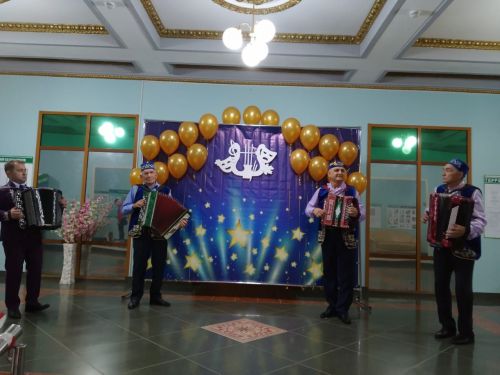Обучает детей художественному свисту