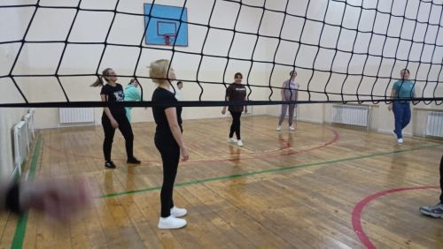 Товарищеский матч по волейболу между командами родителей и учеников 6 класса