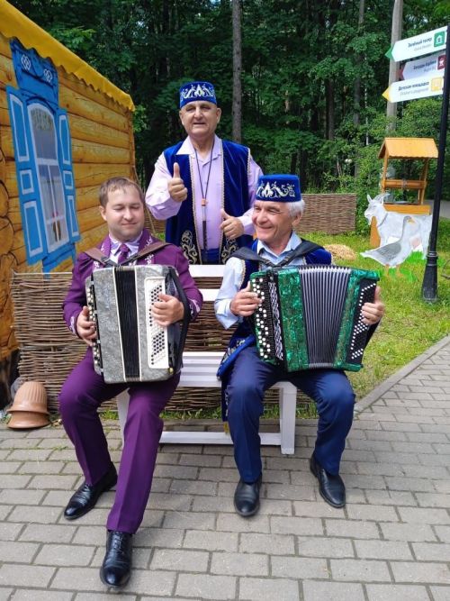 Обучает детей художественному свисту