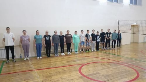 Товарищеский матч по волейболу между командами родителей и учеников 6 класса