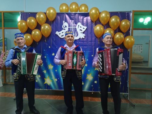 Обучает детей художественному свисту