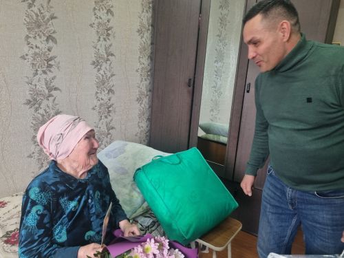 Сегодня свой 90-летний юбилей отметила жительница поселка Алабакуль  Бика Тимербулатовна Зарипова