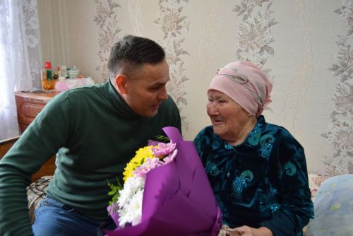 Сегодня свой 90-летний юбилей отметила жительница поселка Алабакуль  Бика Тимербулатовна Зарипова