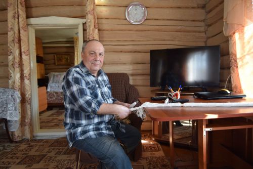Ждёт сына и плетет сети