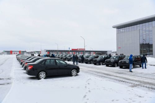 Рустам Минниханов вручил автомобили работникам районных управлений сельского хозяйства и продовольствия