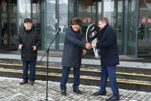 Рустам Минниханов вручил автомобили работникам районных управлений сельского хозяйства и продовольствия